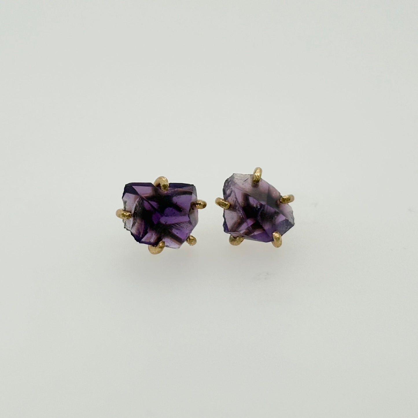 Uruguayan amethyst medium stone studs pair